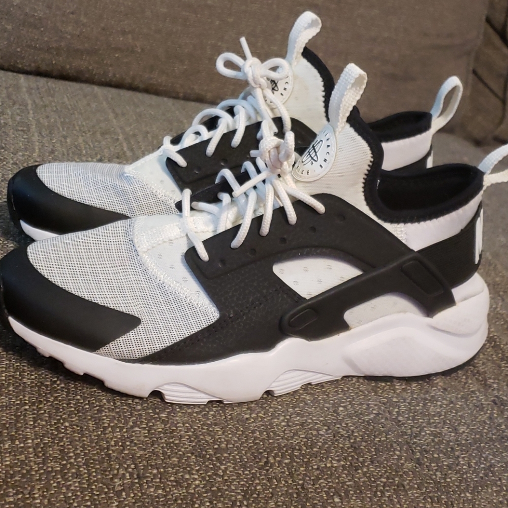 Nike Air Huarache running shoe 5.5
